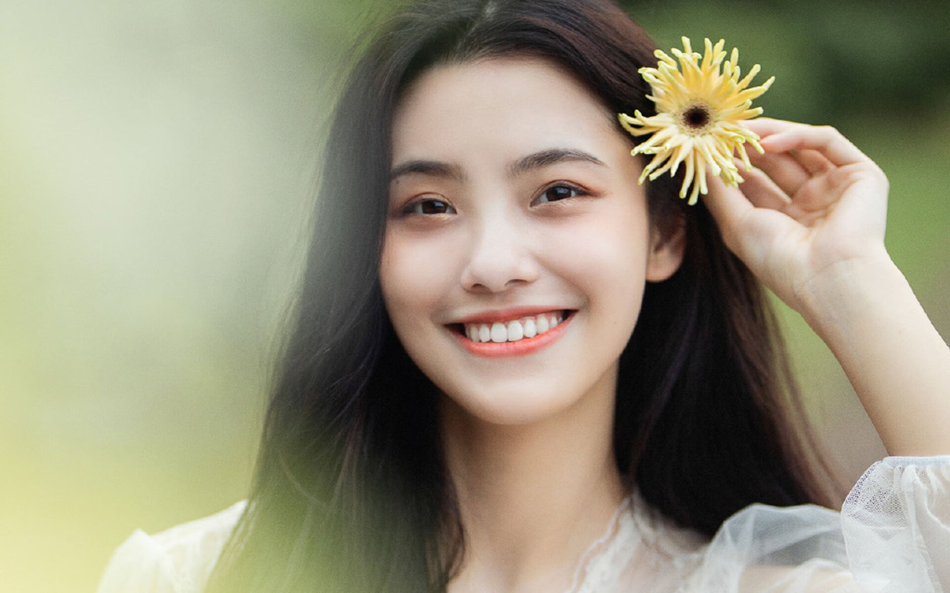 《虚拟偶像荧幕助阵电竞比赛，明星效应持续扩大》，虚拟偶像舞台